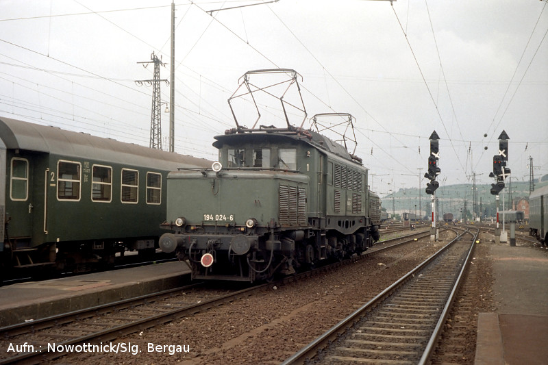 http://www.of-orplid.de/Eisenbahn/1981-07-16-Wuerzburg_Hbf_0007.jpg