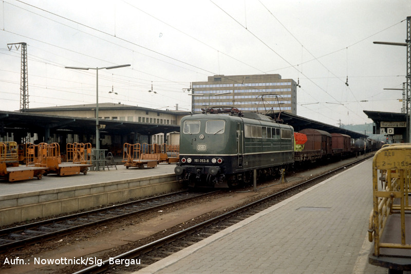 http://www.of-orplid.de/Eisenbahn/1981-07-16-Wuerzburg_Hbf_0009.jpg