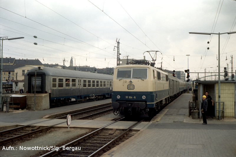 http://www.of-orplid.de/Eisenbahn/1981-07-16-Wuerzburg_Hbf_0011.jpg