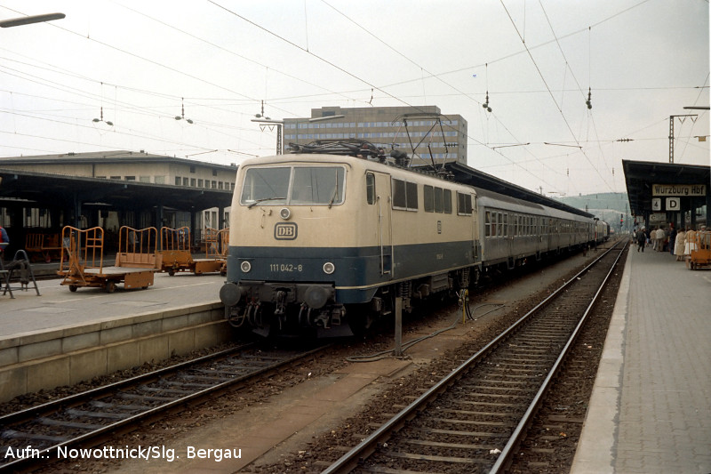 http://www.of-orplid.de/Eisenbahn/1981-07-16-Wuerzburg_Hbf_0012.jpg