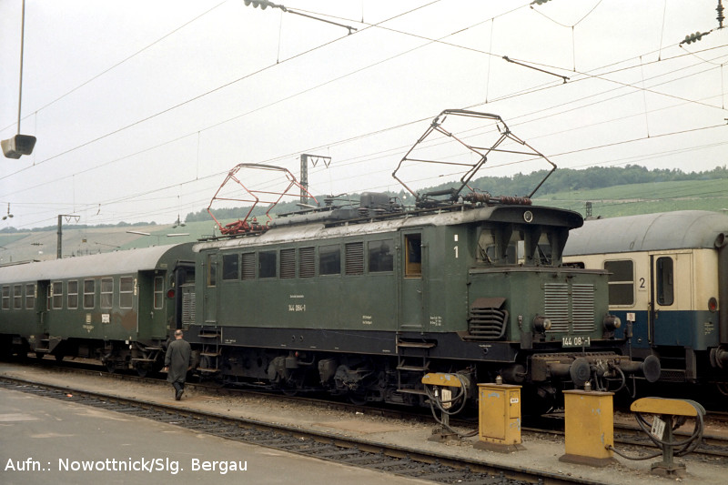 http://www.of-orplid.de/Eisenbahn/1981-07-16-Wuerzburg_Hbf_0018.jpg