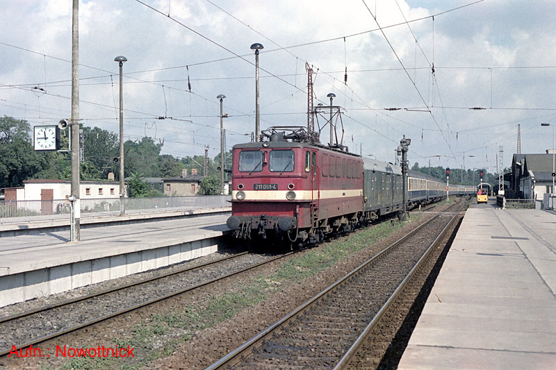 http://www.of-orplid.de/Eisenbahn/1987-09-08-Magdeburg_Hbf-0005.jpg