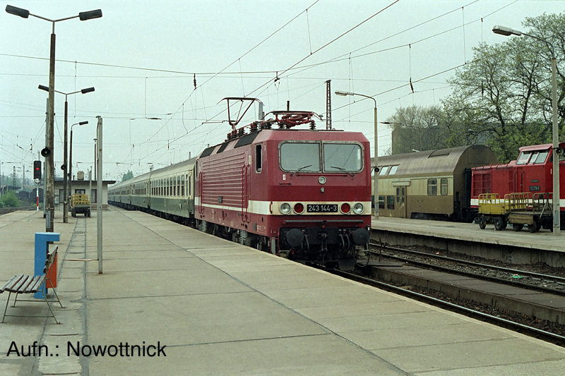http://www.of-orplid.de/Eisenbahn/1990-05-15-Magdeburg_Hbf-0002.jpg